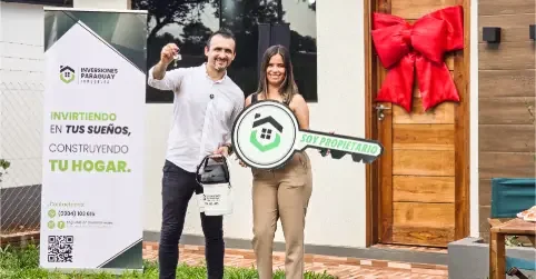 Pareja en la entrega de llaves de su casa