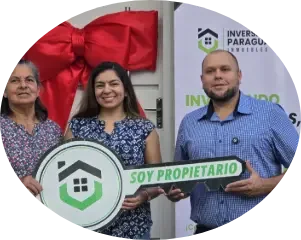 Familia sosteniendo el cartel SOY PROPIETARIO